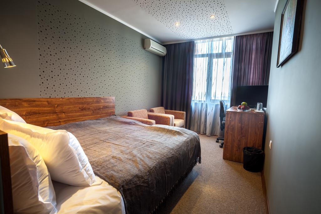 Panorama Top Floor Rooms In Hotel Tundzha Yambol Exteriör bild